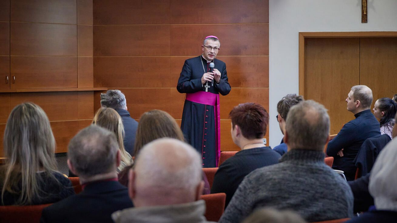 image:Image Katechumeni se během mše sv. představili biskupu Martinu Davidovi.
