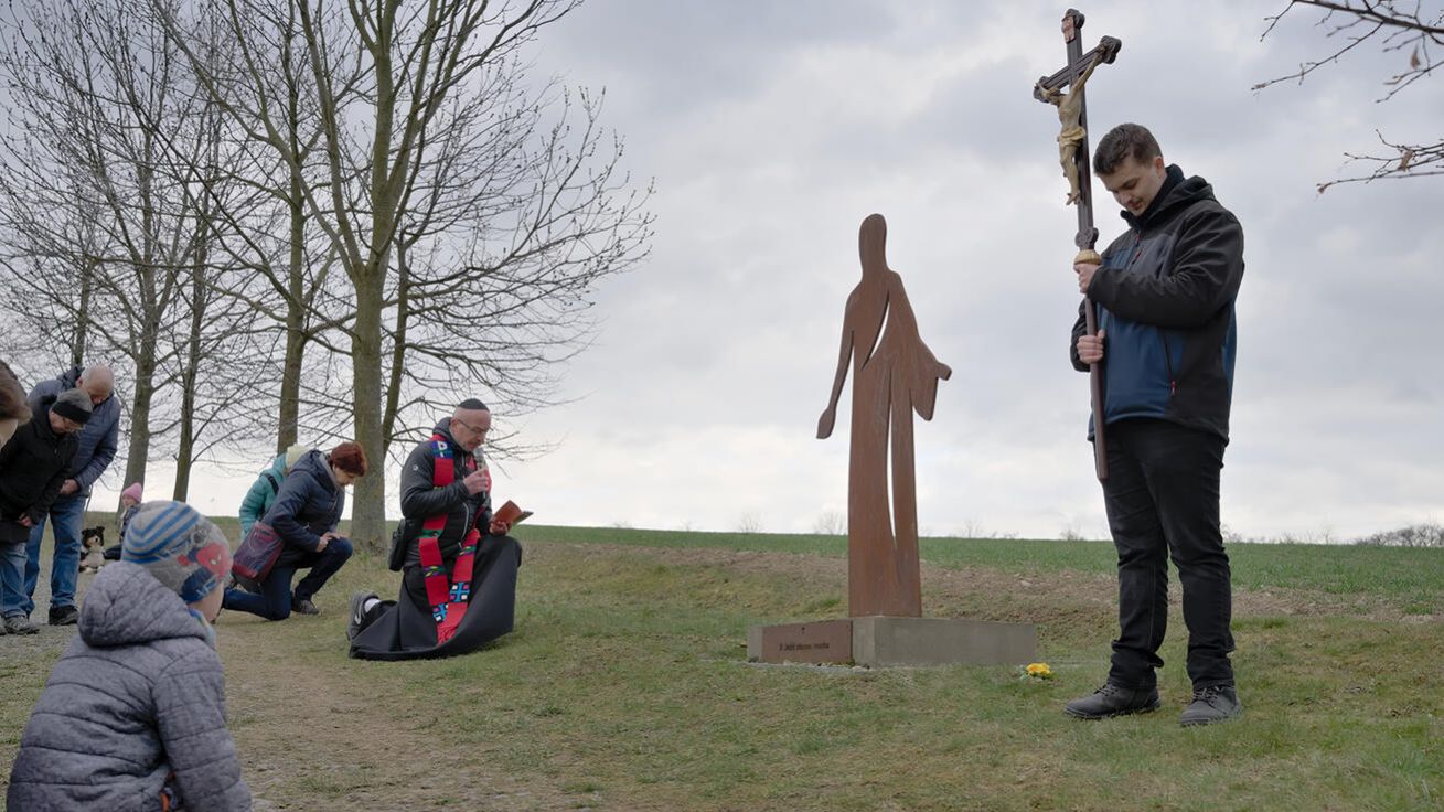 image:Image Křížovou cestu se lidé během postní doby modlí nejen v soukromí nebo kostele, ale s oblibou i v přírodě (jako na snímku fulnecká farnost).