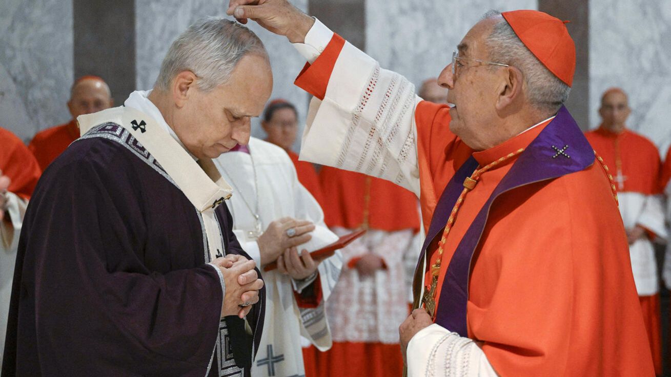 image:Image Kardinál Angelo De Donatis, velký penitenciář, sype popel na hlavu papeže Lva XIV. během kajícího obřadu na popeleční středu v bazilice svaté Sabiny na římském Aventinu.