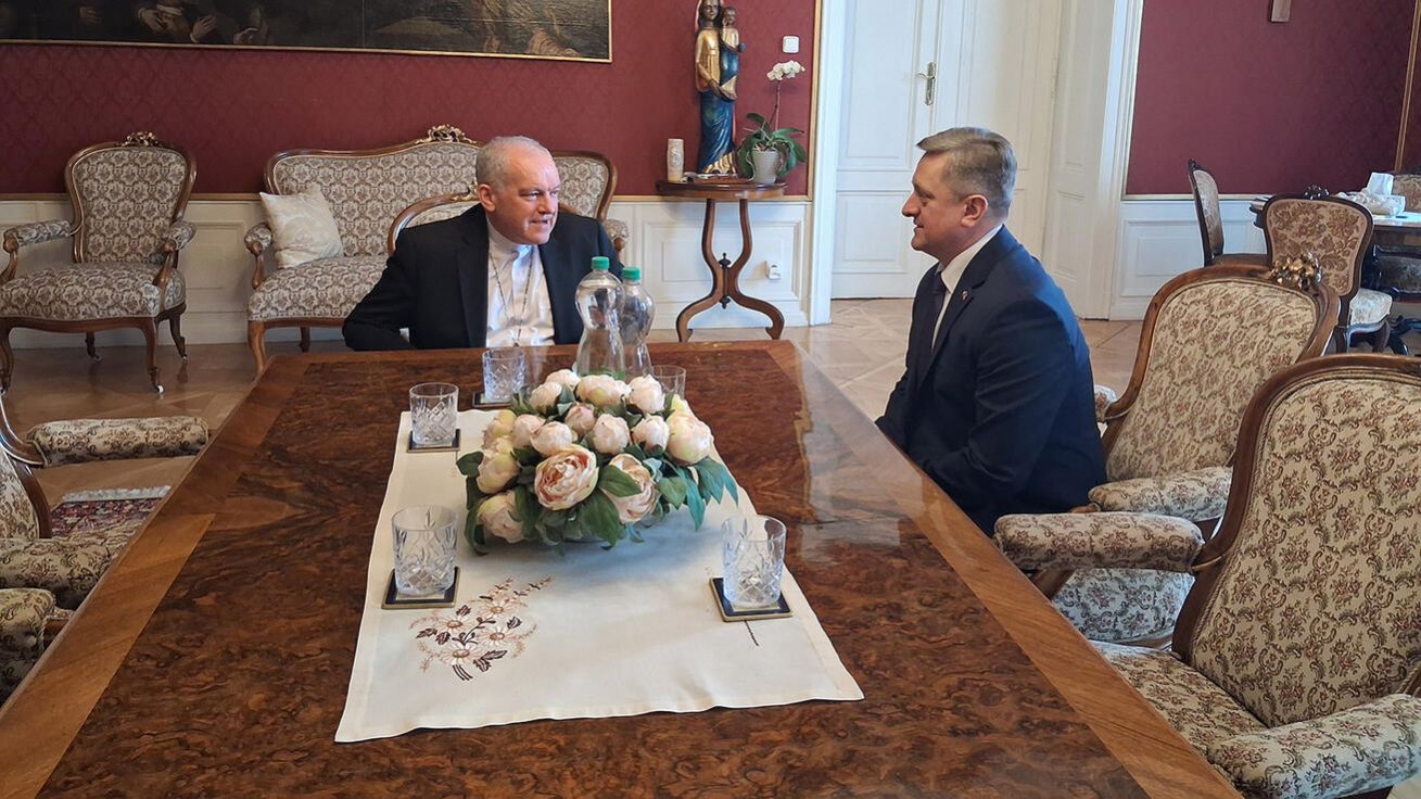 image:Image Arcibiskup Nuzík s velvyslancem Zvaryčem.