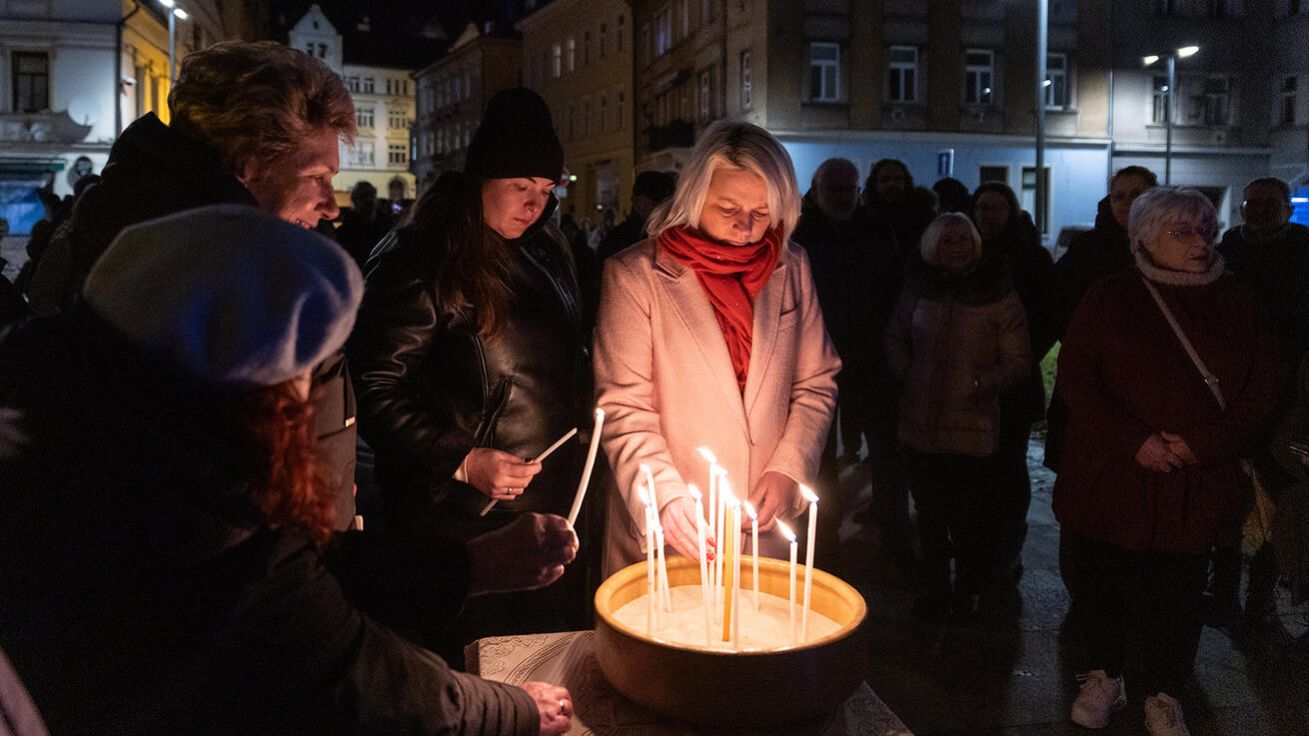 image:Image Na koncertě vystoupili umělci z Česka i Ukrajiny a zazpívala dětská uprchlice (vpravo).