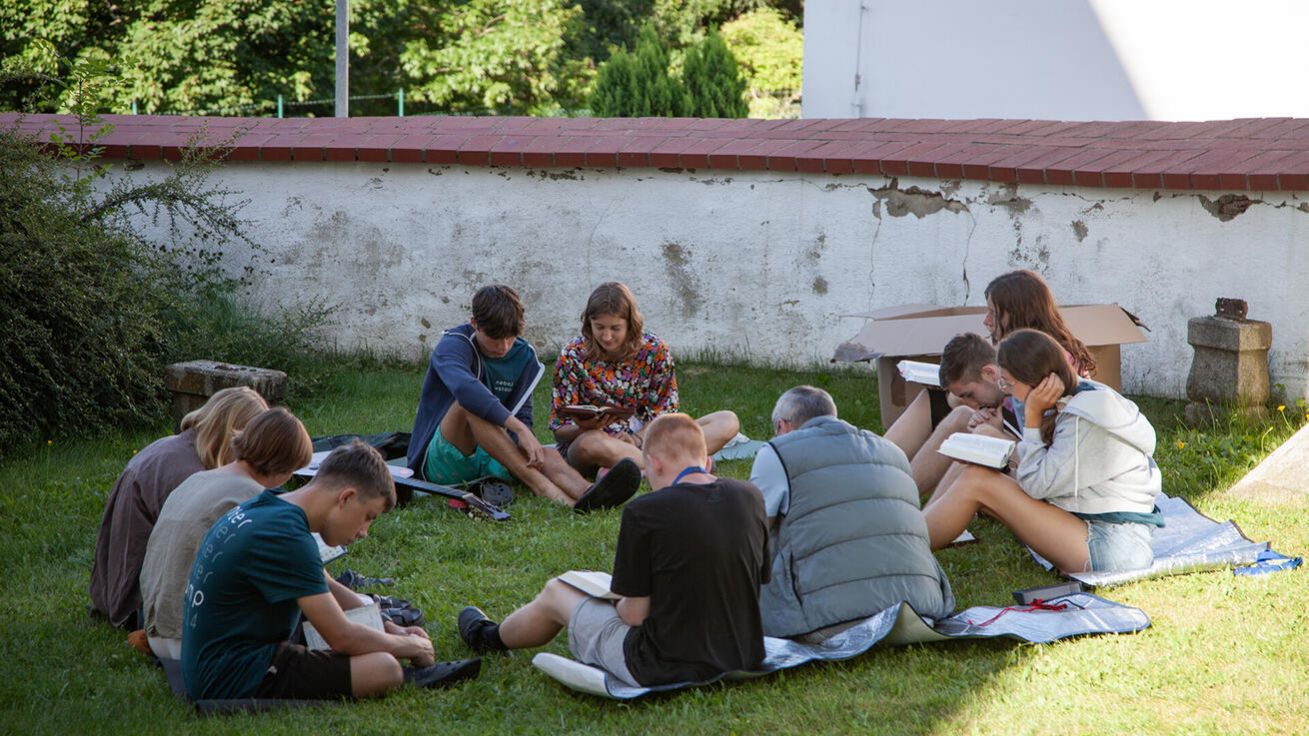 image:Image Setkání nad Katechismem nebo nad Božím slovem pomáhá lépe porozumět tomu, v co věříme.