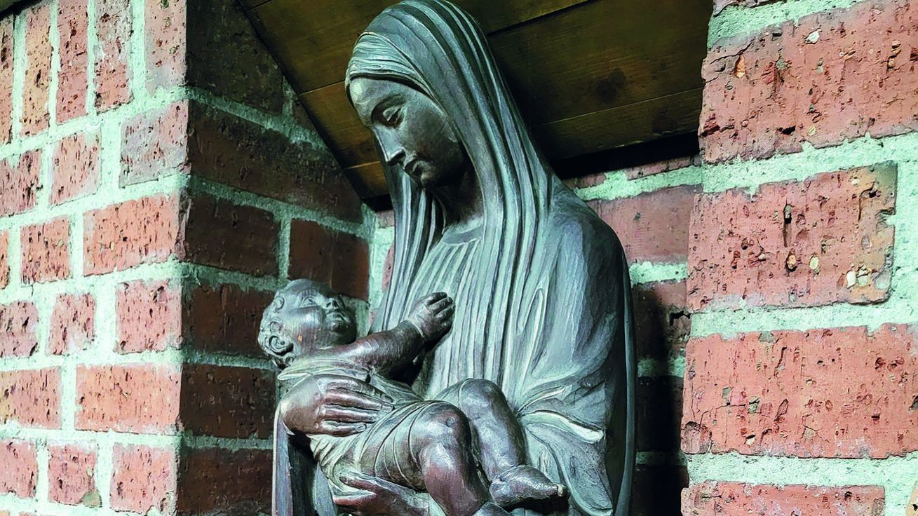 image:Image Madona z táborové kaple v Dachau. Do tábora byla propašována z krnovské farnosti spolu s potravinovou pomocí.