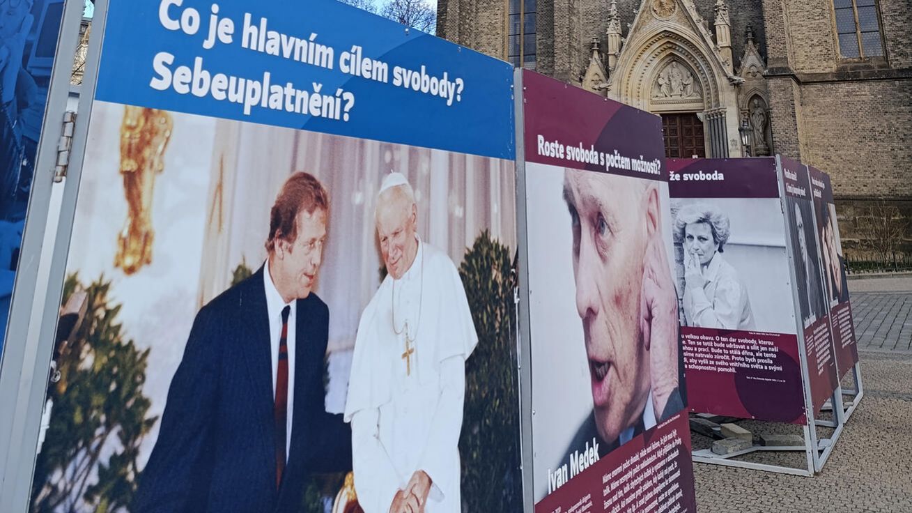 image:Image Výstava Otazníky nad naší svobodou, která je součástí Mene Tekel, na pražském náměstí Míru potrvá do 9. března. Připomíná obhájce svobody. Na snímku je prezident Václav Havel s Janem Pavlem II. v dubnu 1990 při jeho návštěvě Československa.