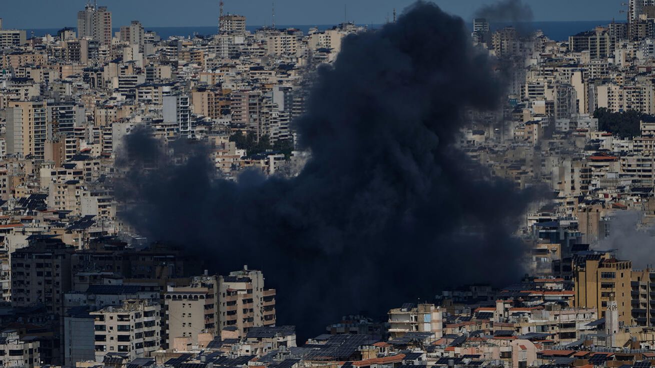 image:Image Černý dým stoupá k obloze po izraelských útocích na předměstí libanonského Bejrútu.