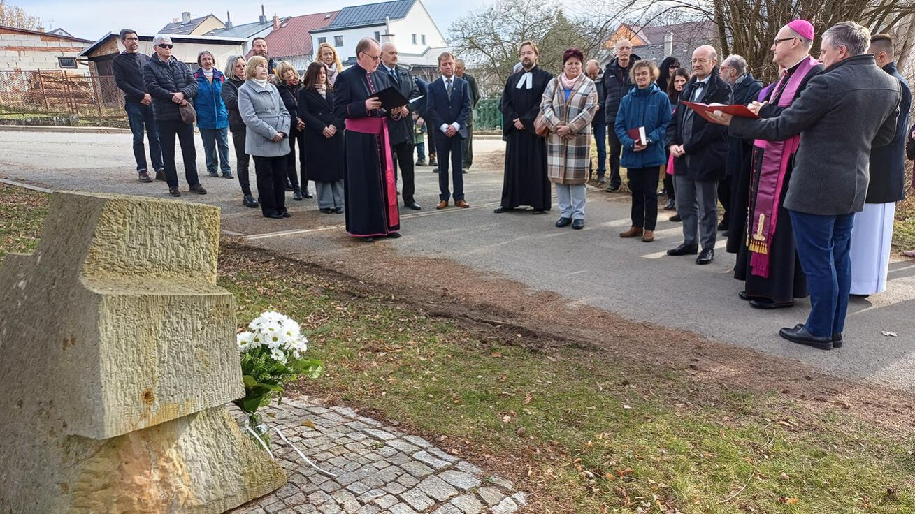image:Image Modlitební shromáždění u smírčího kříže v Rovensku pod Troskami.