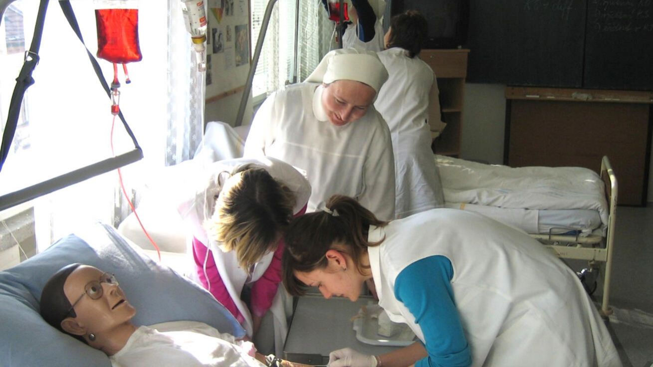 image:Image Řeholnice se stále věnují i výuce ošetřovatelství.