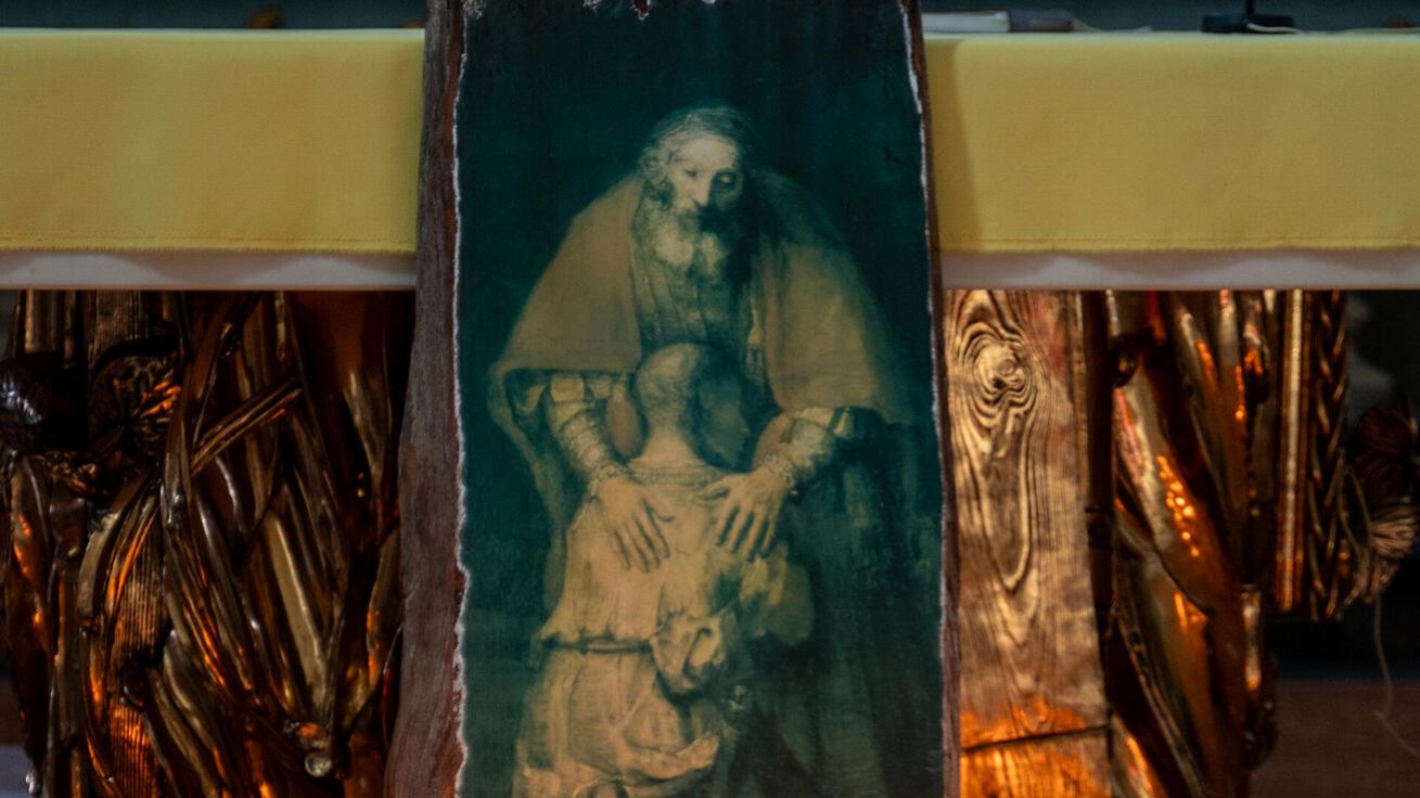 image:Image První svátost smíření dětí v kostele sv. Jana a Pavla v Místku. Děti si ozdobily svíčku a po svátosti smíření ji zapálenou přinesly před obraz marnotratného syna.