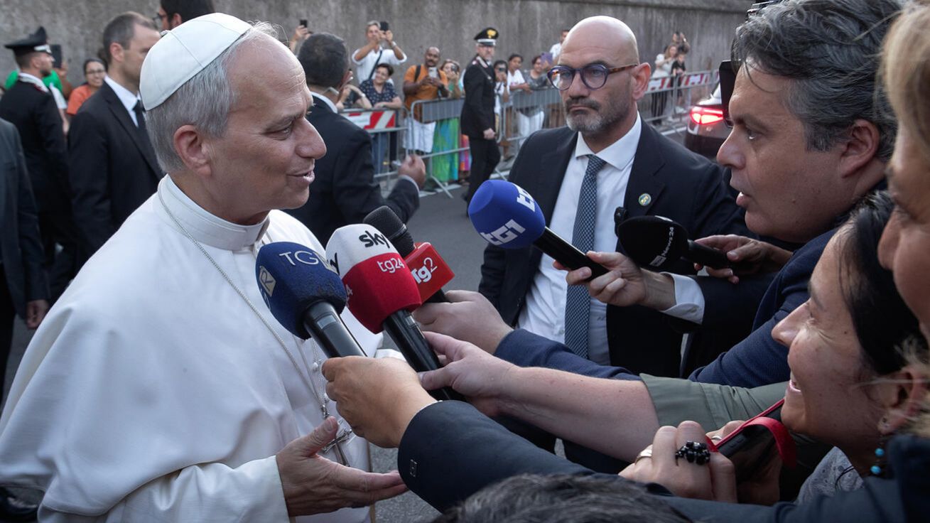 image:Image Lev XIV. si podobně jako jeho předchůdce váží kvalitní žurnalistiky. František trefně jako první případ fake news označil pokoušení hada v zahradě Eden.