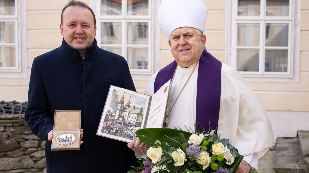 image:Image Starosta Jiří Fic předal opatovi Marianu Rudolfu Kosíkovi Čestné občanství Nové Říše.
