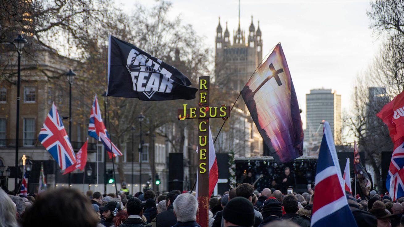 image:Image Křesťanství si často bere do svého „arzenálu“ krajní pravice. Jako zde při nedávné londýnské protiimigrační demonstraci.