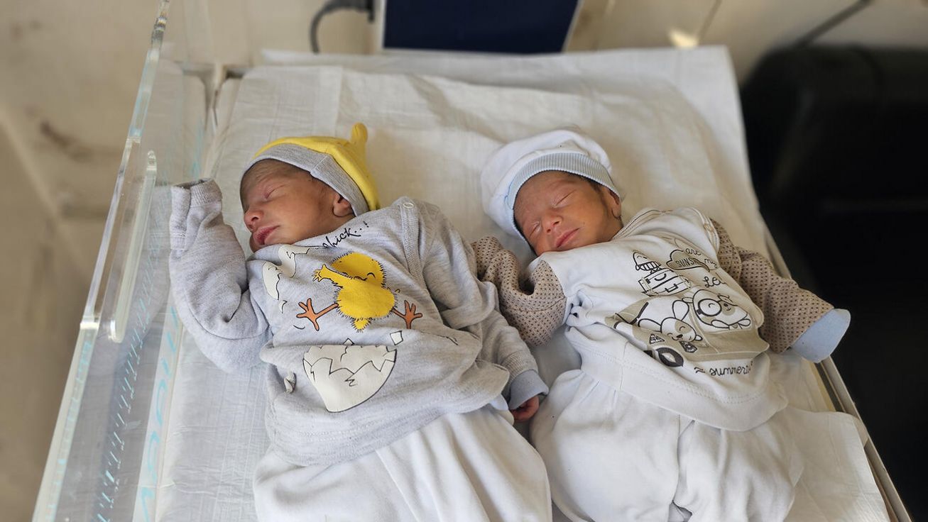 image:Image Šestnáctiletá Zalloukh prožila téměř celý život v uprchlickém táboře. Návrat domů ale znamená žít v místě plném sutí a nevybuchlých min. „Jednou bych chtěla žít ve vlastním pokoji se stolem, u kterého bych se mohla učit,“ říká dívka, která touží stát se právničkou. Zatím ale bojuje se strachem, nouzí a její sen zůstává v nedohlednu.