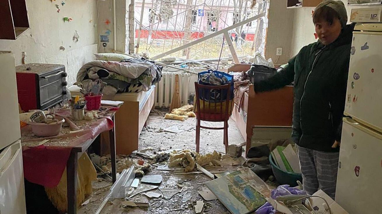 image:Image Válečné peklo, ztráta blízkých i domova a zvuk sirén i dopadajících raket se vrývá lidem pod kůži. Extrémně dopadá hlavně na ty nejmenší. I díky Vaší podpoře můžeme dětem poskytovat psychologickou podporu a pomoci jim trauma překonat.