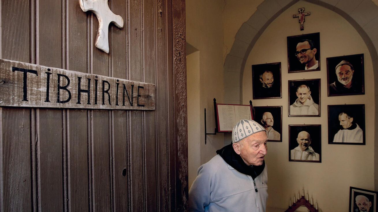 image:Image Trapističtí mučedníci z pohoří Atlas se stali svědky dialogu mezi křesťany a muslimy. Vypovídá o něm mj. přeživší mnich Jean-Pierre Schumacher, který spolu s dalším spolubratrem nebyli v době únosu v klášteře. Později žil v Maroku, zemřel před pěti lety. Jeho příběh, který sepsal Freddy Derwahl a byl přeložen i do češtiny, je známý i díky filmu O bozích a lidech.