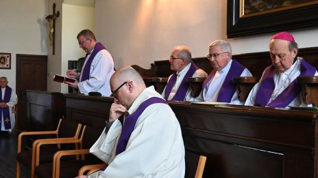 image:Image Biskupové se vydali do ticha