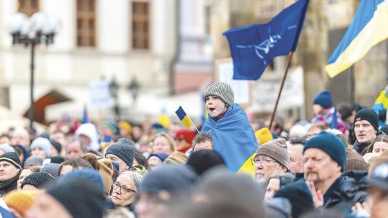 image:Image Na shromáždění Společně za Ukrajinu se 21. února sešly tisíce lidí na pražském Staroměstském náměstí, aby podpořily okupovanou zemi a připomněly, že její boj je i bojem za svobodu České republiky.