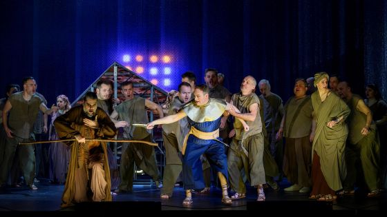 image:Image Opera vychází z biblického příběhu, ovšem zpracovává jej výrazně apokryfním způsobem. Spor mezi Mojžíšem (Martin Gurbaľ) a faraonovým synem Amenofisem (Martin Šrejma) je místy na ostří nože.
