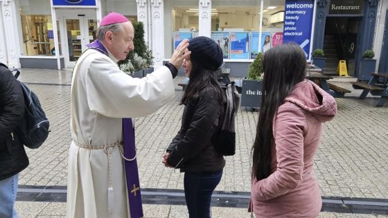 image:Image Popelec v ulicích irského Waterfordu uděluje biskup Alphonsus Cullinan už několik let.