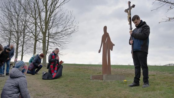 image:Image Křížovou cestu se lidé během postní doby modlí nejen v soukromí nebo kostele, ale s oblibou i v přírodě (jako na snímku fulnecká farnost).
