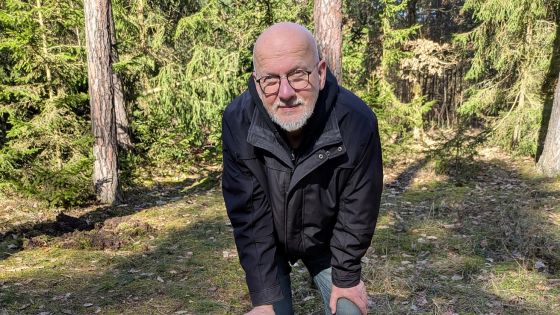 image:Image Sochař Miroslav Beščec s jedním z kamenů z křížové cesty.