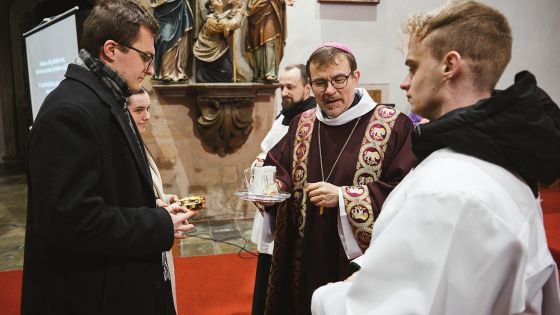 image:Image Mše svaté za dárce těl se zúčastnili jak studenti, tak vyučující na LF UK.