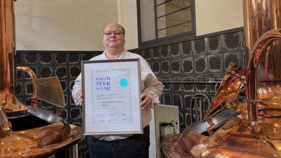 image:Image Sládek Robert Kříž ve varně, kde vyniká jeho řemeslné mistrovství.