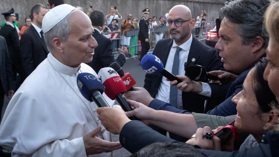 image:Image Lev XIV. si podobně jako jeho předchůdce váží kvalitní žurnalistiky. František trefně jako první případ fake news označil pokoušení hada v zahradě Eden.