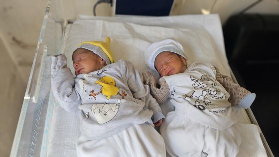 image:Image Šestnáctiletá Zalloukh prožila téměř celý život v uprchlickém táboře. Návrat domů ale znamená žít v místě plném sutí a nevybuchlých min. „Jednou bych chtěla žít ve vlastním pokoji se stolem, u kterého bych se mohla učit,“ říká dívka, která touží stát se právničkou. Zatím ale bojuje se strachem, nouzí a její sen zůstává v nedohlednu.