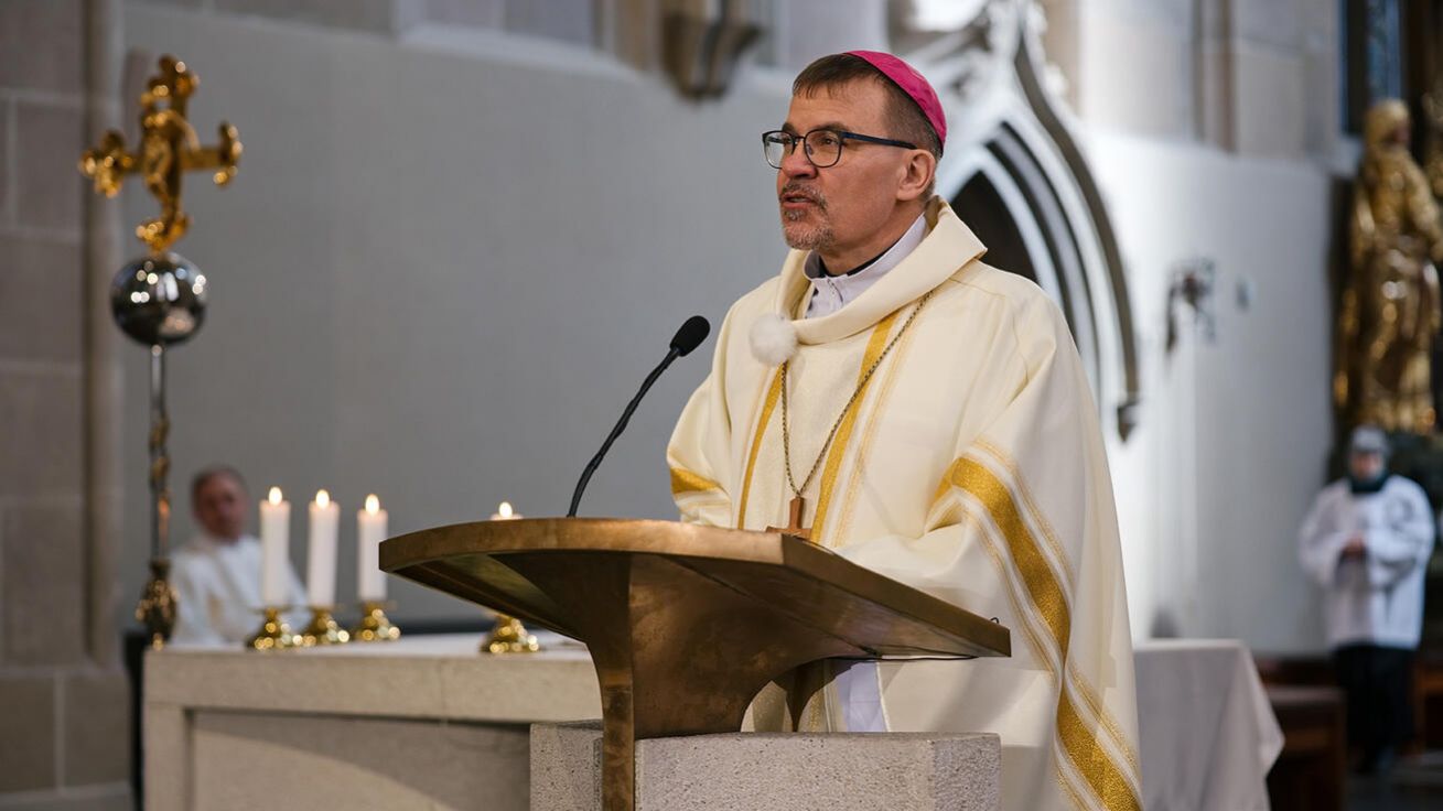 image:Image Ve čtvrtek 19. března se v plzeňské katedrále sv. Bartoloměje konala mše svatá v rámci mezinárodního eucharistického řetězce modliteb za „odzbrojený a odzbrojující“ mír, který pořádá Rada evropských biskupských konferencí (CCEE) během postní doby. Hlavním celebrantem byl plzeňský biskup Tomáš Holub, delegát pro radu Justitia et Pax.