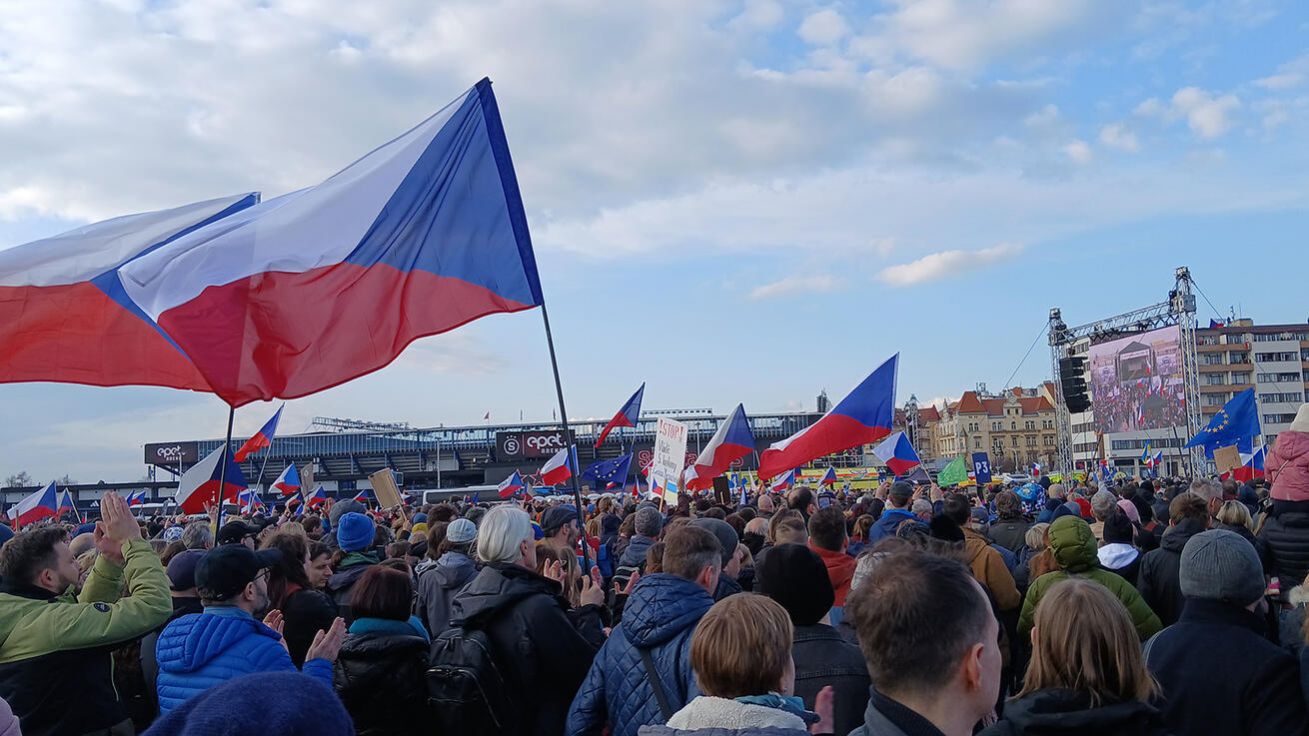 image:Image Z demonstrace na Letné.