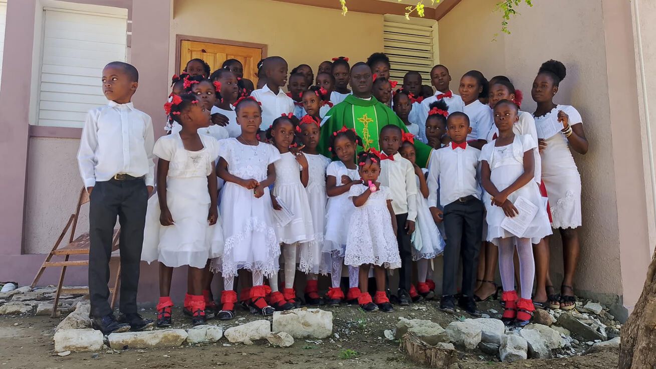 image:Image Církev je jedinou fungující celoúzemní strukturou na Haiti. Na snímku s dětmi P. Wenson Beaubrun