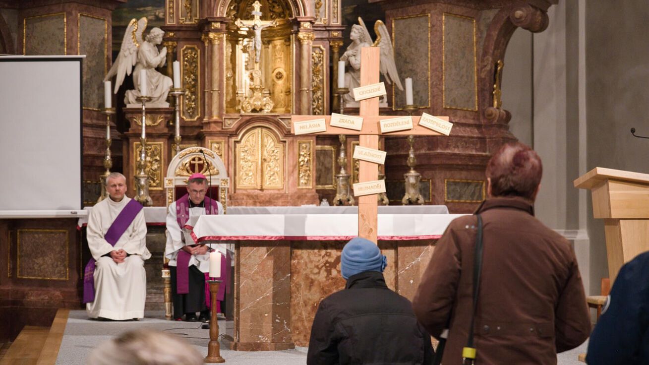 image:Image Večer nabídl kromě společného vyznání vin osobní cestu smíření ke kříži.