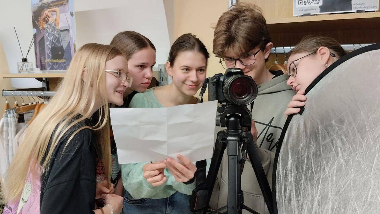 image:Image Anna Bondarenko (třetí zleva) s kamarády při natáčení.