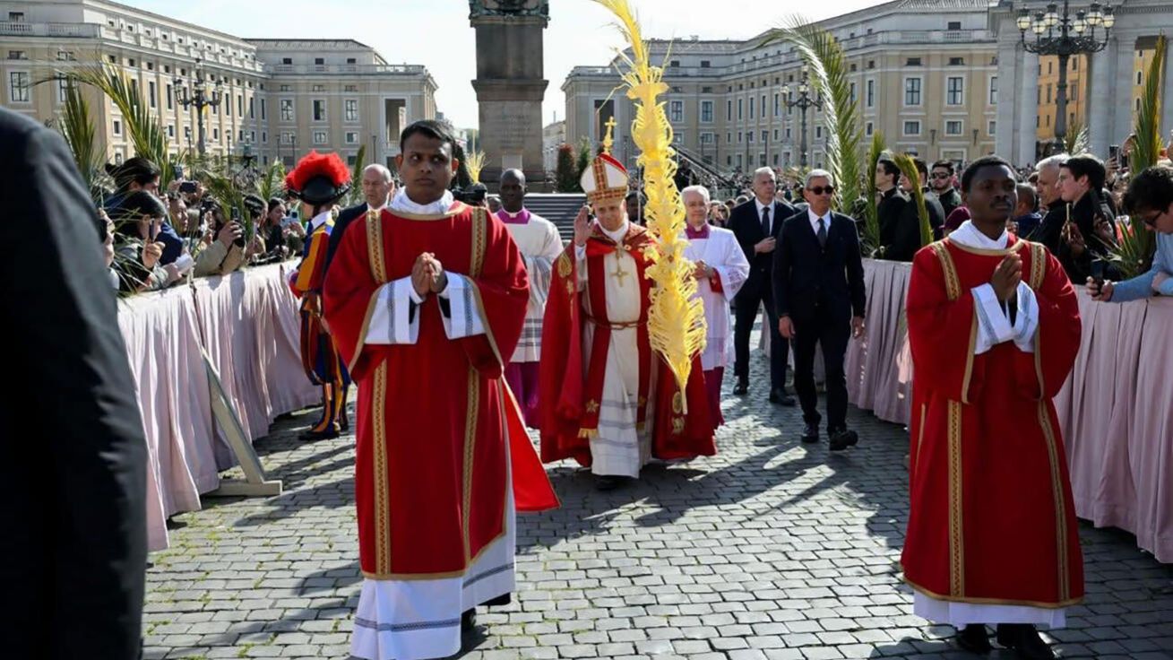image:Image Papež zahájil liturgii Květné neděle u obelisku na Svatopetrském náměstí.