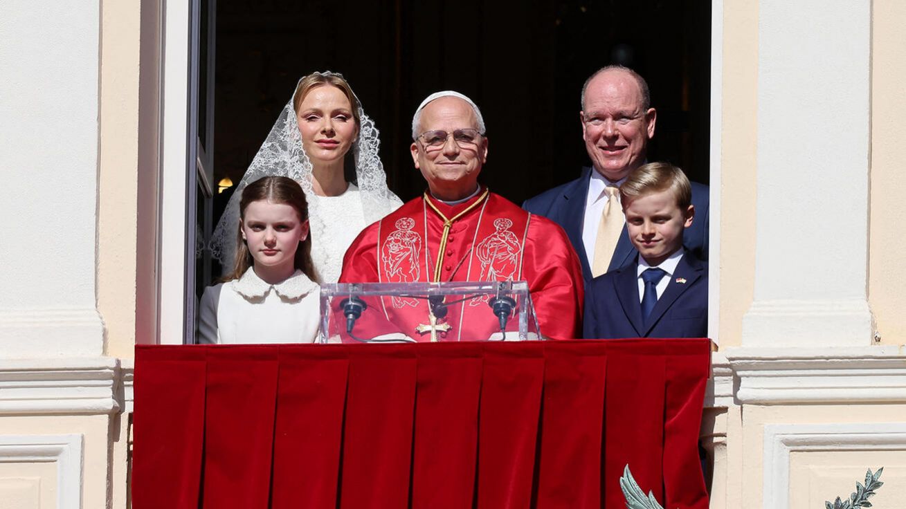 image:Image S knížecí rodinou. „Přinášejte svou vírou radost mnohým a ukazujte pravou radost, kterou nelze vyhrát sázením, ale sdílí se v lásce,“ vyzval papež obyvatele Monaka na své druhé zahraniční cestě.