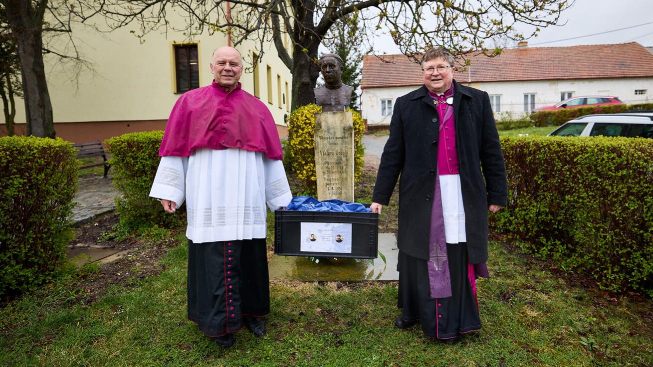image:Image Hustopečský děkan P. Jan Nekuda a Mons. Karel Orlita s ostatky P. Drboly.