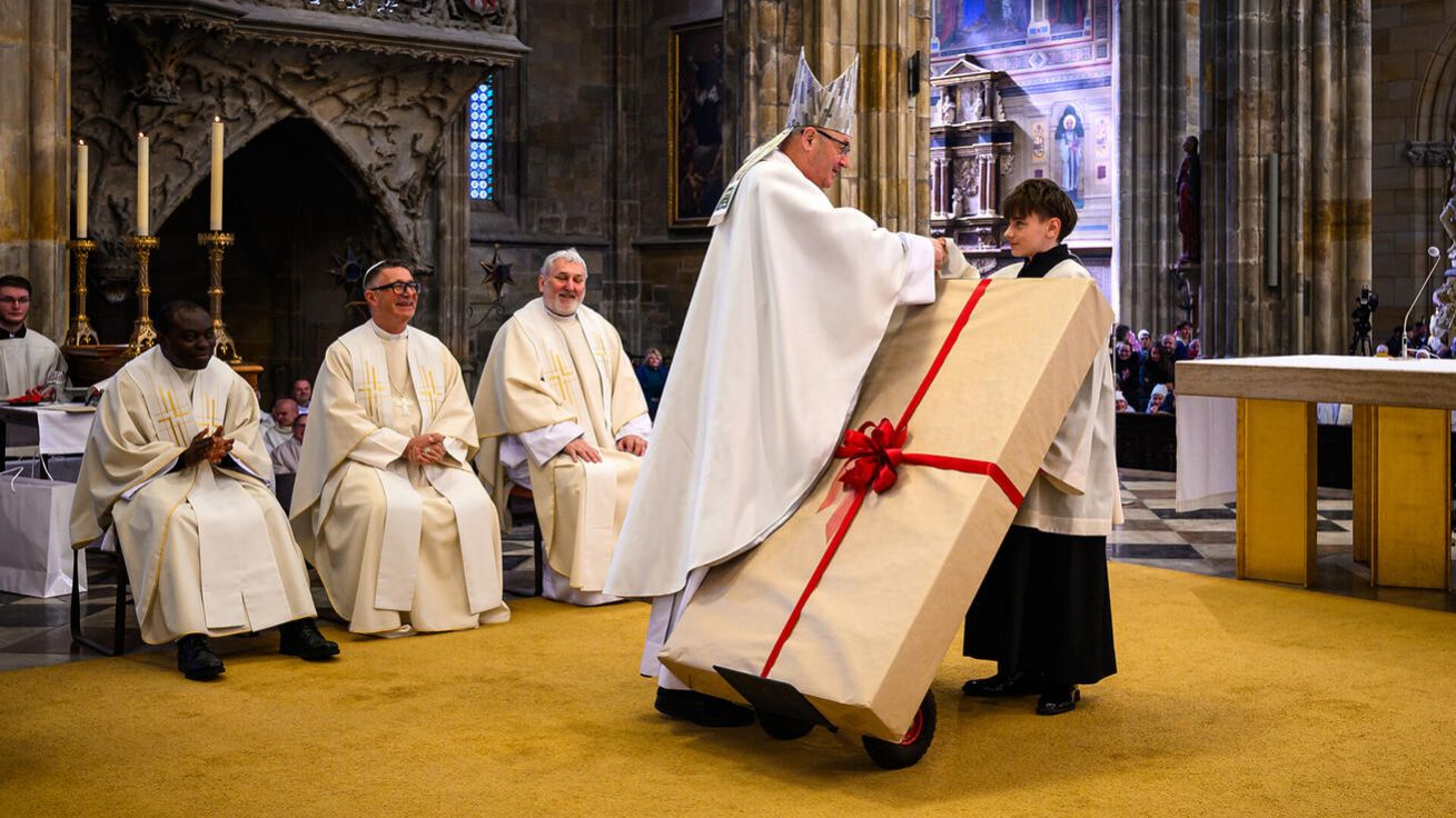 image:Image Na rozloučenou dostal Jan Graubner od arcibiskupství nový televizor.
