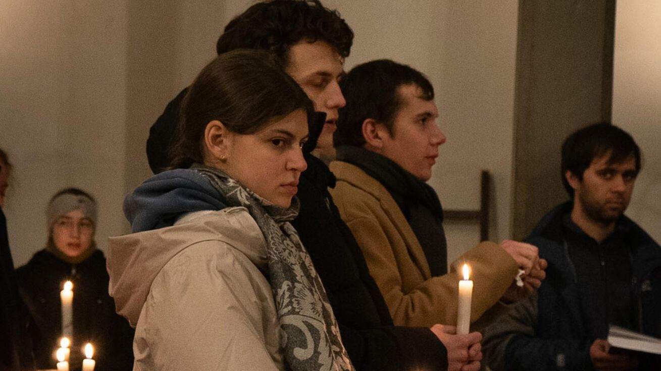 image:Image Kostel v Příchovicích ozářilo při velikonoční vigilii světlo svíček.