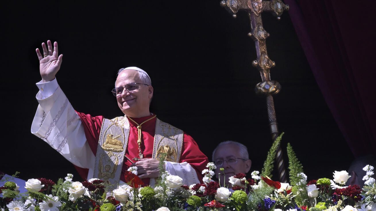 image:Image „Síla, s níž Kristus vstal z mrtvých, je zcela nenásilná. Podobá se síle zrnka, které se rozpadne v zemi a pak roste, prorazí si cestu mezi hroudami, vyklíčí a stane se zlatým klasem,“ řekl papež předtím, než pronesl tradiční požehnání.