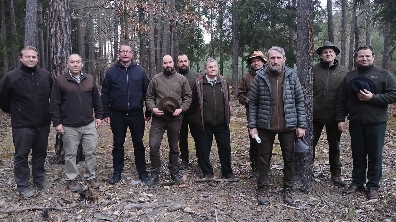 image:Image Některé členy komory zaujalo hospodaření Diecézních lesů Hradce Králové natolik, že odjížděli z lesa až za soumraku. Na snímku ředitel DLHK Pavel Starý třetí zprava.