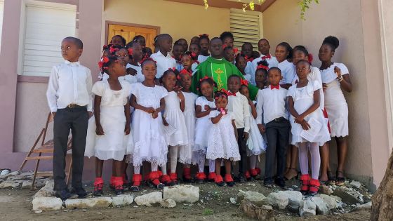 image:Image Církev je jedinou fungující celoúzemní strukturou na Haiti. Na snímku s dětmi P. Wenson Beaubrun