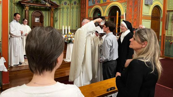 image:Image Tomáš přijal svátost křtu o loňských Velikonocích v kostele sv. Rodiny v Řepích.