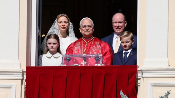 image:Image S knížecí rodinou. „Přinášejte svou vírou radost mnohým a ukazujte pravou radost, kterou nelze vyhrát sázením, ale sdílí se v lásce,“ vyzval papež obyvatele Monaka na své druhé zahraniční cestě.