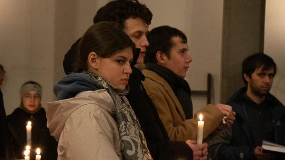 image:Image Kostel v Příchovicích ozářilo při velikonoční vigilii světlo svíček.