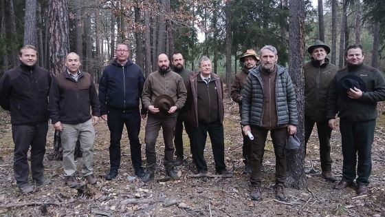 image:Image Některé členy komory zaujalo hospodaření Diecézních lesů Hradce Králové natolik, že odjížděli z lesa až za soumraku. Na snímku ředitel DLHK Pavel Starý třetí zprava.