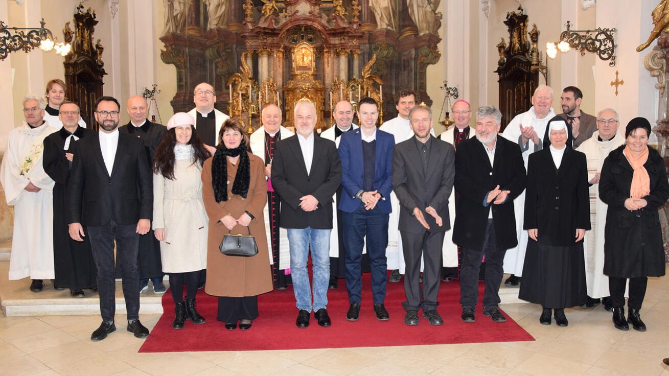image:Image Nové kaplanky a noví kaplani posílí stávající stav, v současné době jich v ČR k nemocným lidem dochází kolem dvou set.
