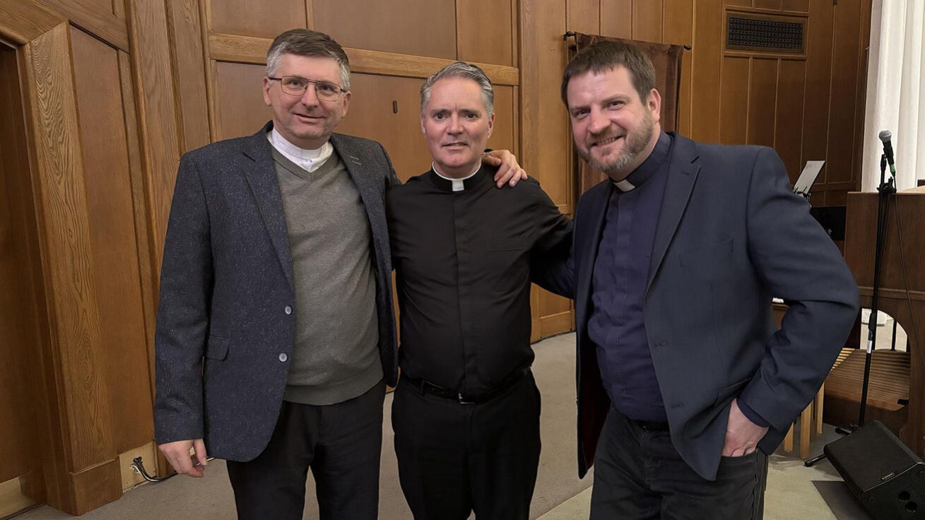 image:Image Mons. Pavel Kafka (vlevo) spolu s autorem knihy Proměna farnosti kanadským knězem Jamesem Mallonem. Do Kanady za ním vyrazil i P. Miroslav Kulifaj, jehož farnost v Novém Městě na Moravě proměnou aktuálně prochází.