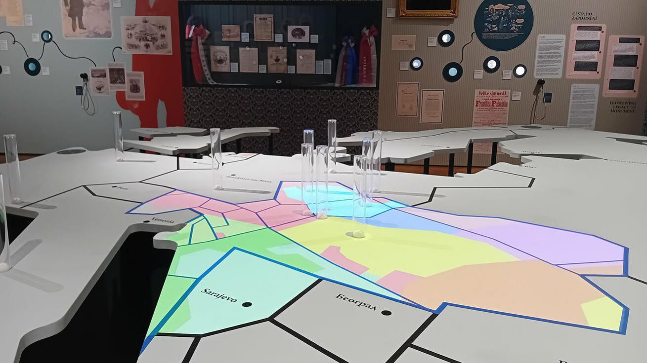 image:Image Centrálním prvkem výstavy je velkoformátová „poloslepá“ mapa Evropy.