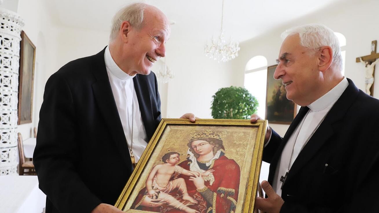 image:Image Kopii obrazu Madony z Veveří věnoval biskup Vojtěch Cikrle kardinálu Schönbornovi (vlevo) při jeho návštěvě Brna v roce 2022.