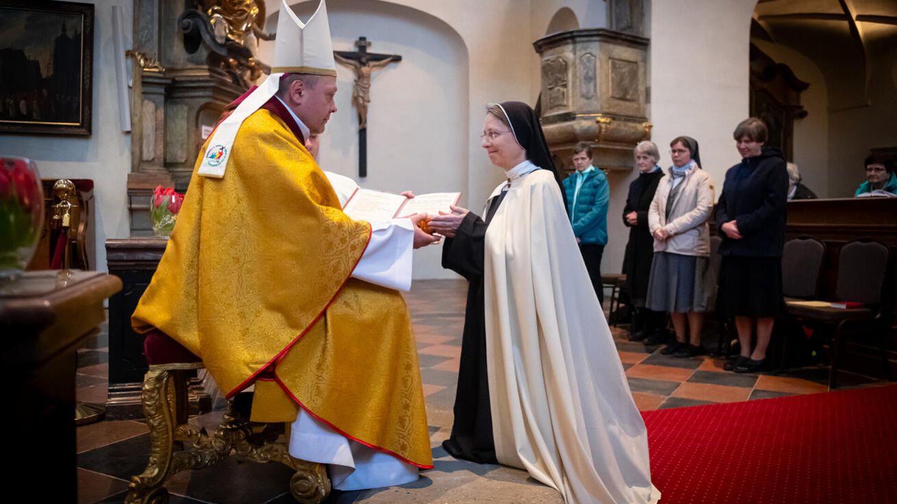 image:Image Jednou z pověřených akolytek je Denisa Červenková z Karmelu Edith Steinové.
